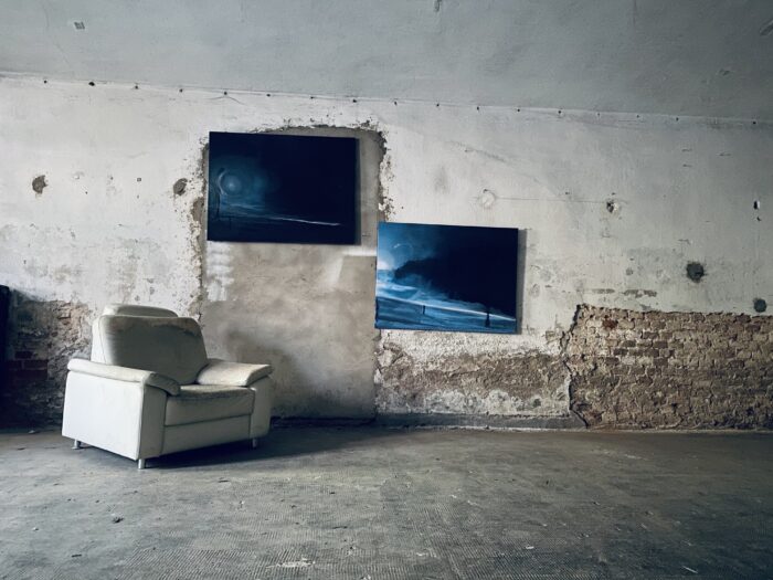 Deux peintures nocturnes à l’huile explorant la rencontre du ciel et de l’eau. À travers des nuances de bleu profond et de noir, l’artiste évoque un paysage mystérieux, entre rêve et réalité, où la lumière perce l’obscurité. Un diptyque qui invite à la contemplation hors sérénités de la puissance de l’océan